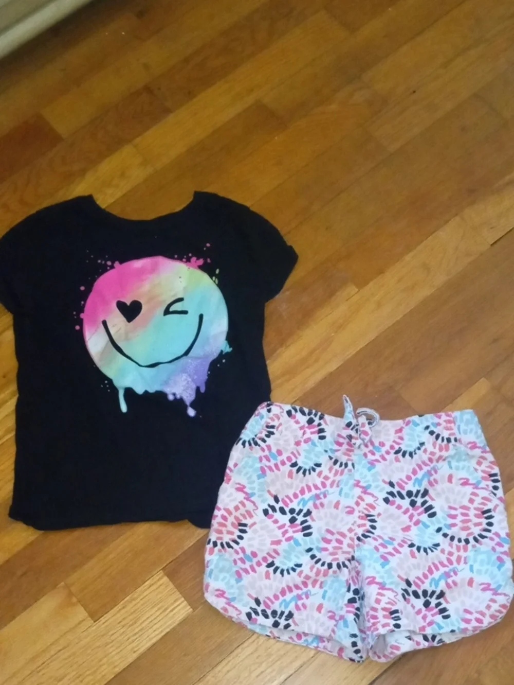 girl 5/6 graphic tee and multi color shorts